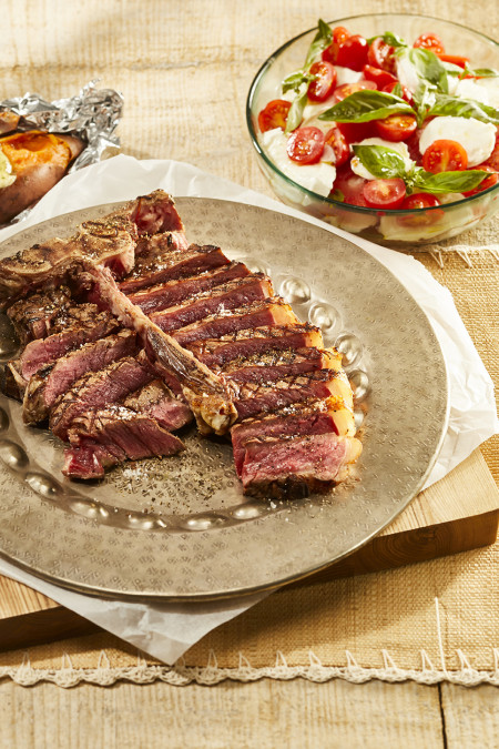 T-bone-steak-met-salade-caprese-gepofte-aardappel-2023-LR